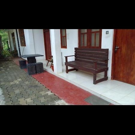 Dinesh Guest House Катарагама Екстериор снимка