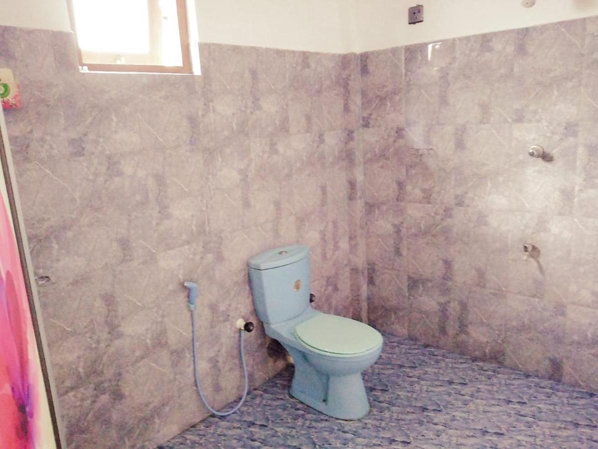 Dinesh Guest House Катарагама Екстериор снимка