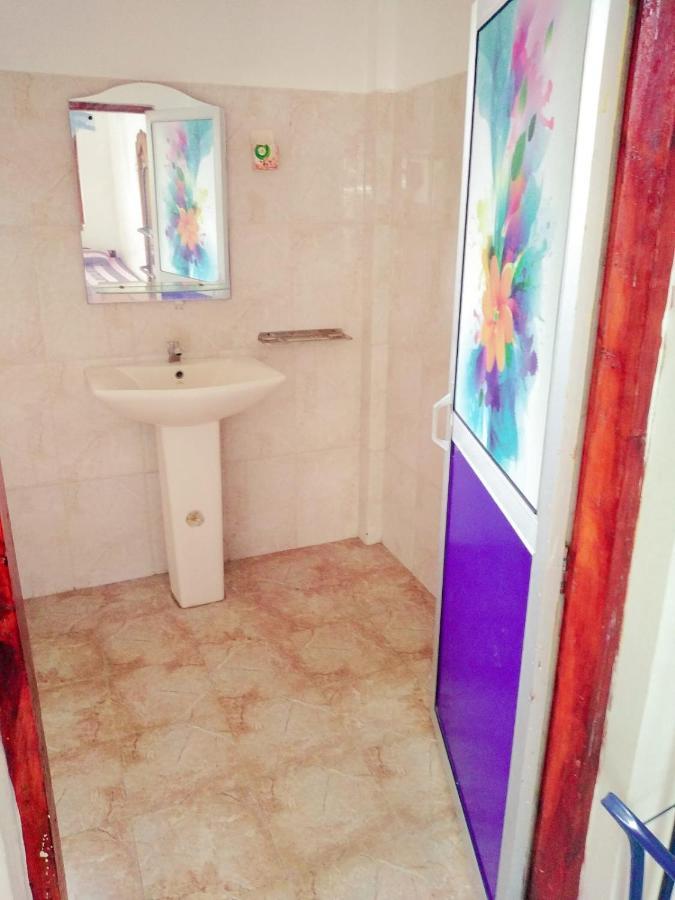 Dinesh Guest House Катарагама Екстериор снимка