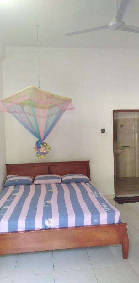Dinesh Guest House Катарагама Екстериор снимка