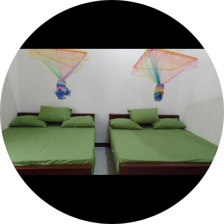 Dinesh Guest House Катарагама Екстериор снимка