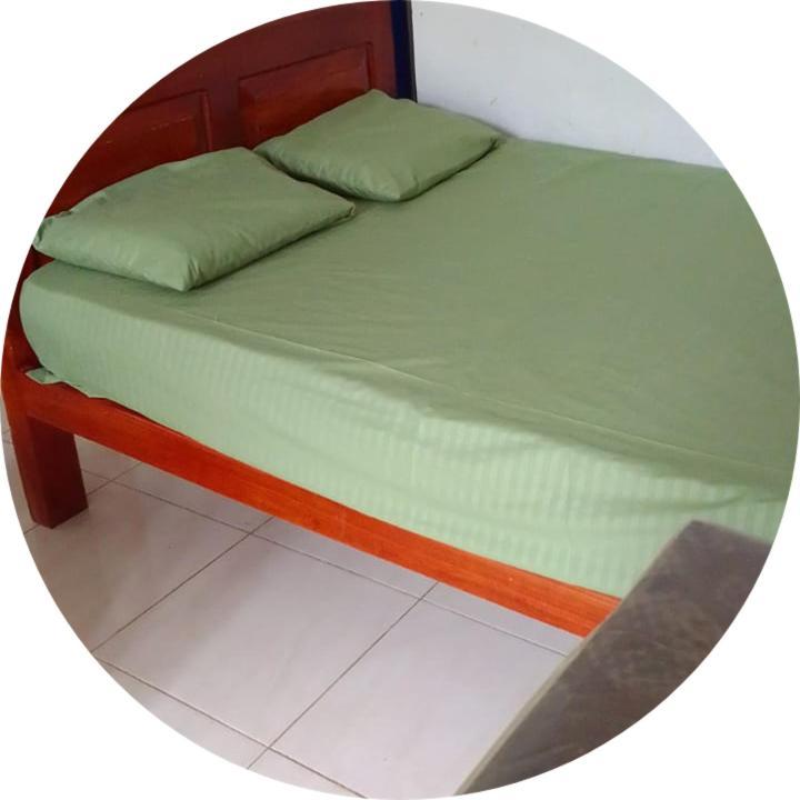 Dinesh Guest House Катарагама Екстериор снимка