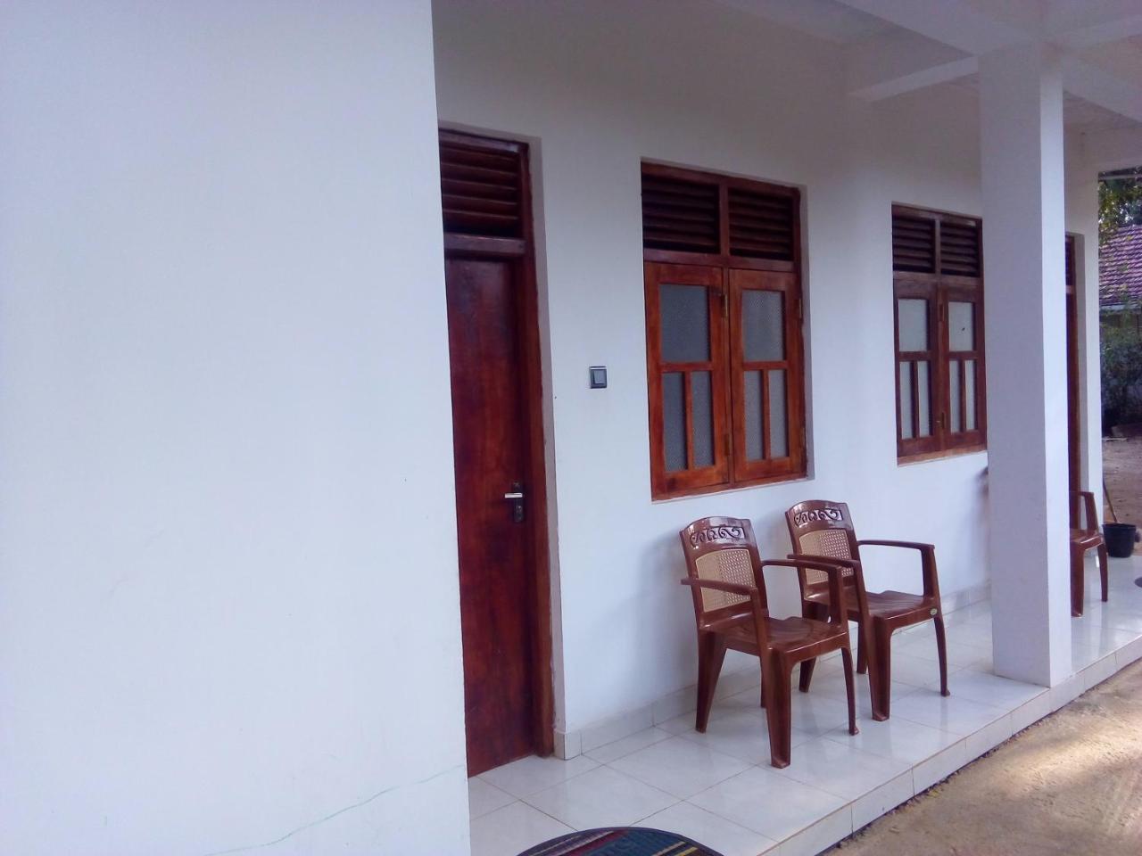 Dinesh Guest House Катарагама Екстериор снимка