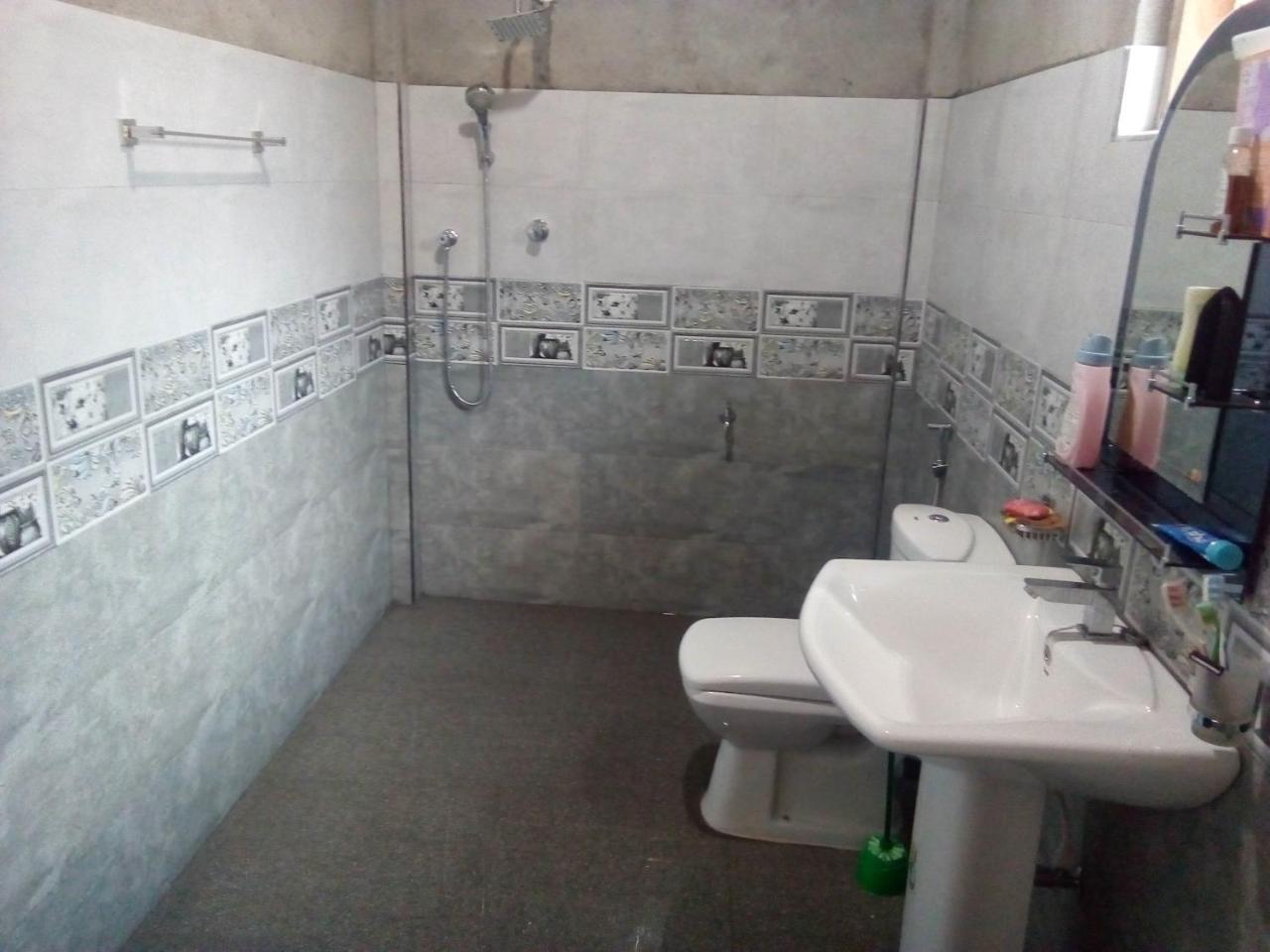 Dinesh Guest House Катарагама Екстериор снимка
