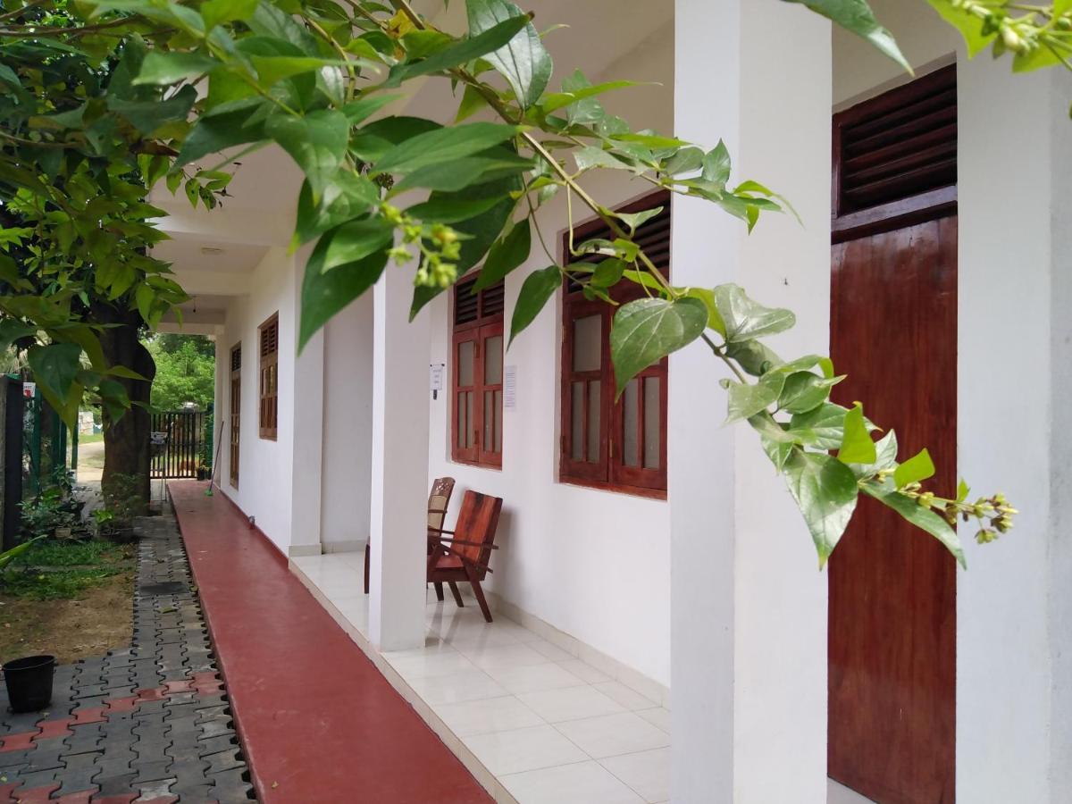 Dinesh Guest House Катарагама Екстериор снимка